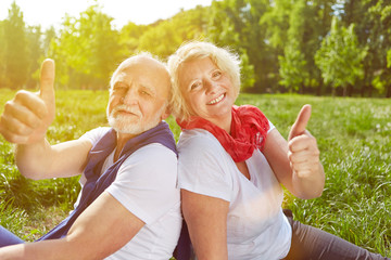 Paar Senioren hält Daumen hoch im Urlaub - obrazy, fototapety, plakaty
