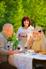 Senioren feiern Geburtstag im Garten