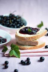 Brot mit Schwarzer  Johannisbeerkonfitüre 