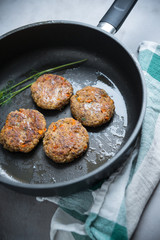 Vegane Gemüsebratlinge  in einer  Pfanne 