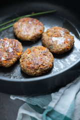 Vegane Gemüsebratlinge  in einer  Pfanne 