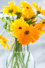 Gelb und orangefarbener Blumenstrauß