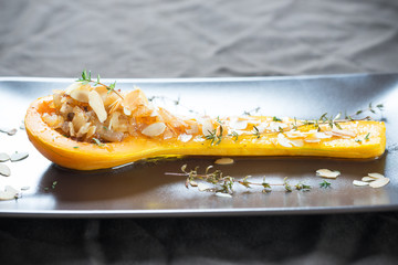 Butternuss-Kürbis  gefüllt  mit Zwiebeln  und  Mandeln 