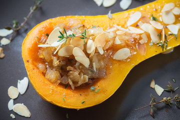 Butternuss-Kürbis  gefüllt  mit Zwiebeln  und  Mandeln 