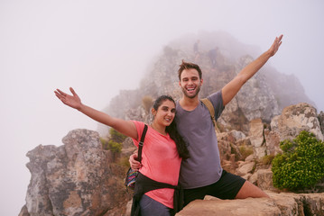 Obraz premium Freindly hikers posing on a mountain top excitedly