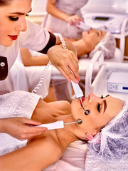 Obraz na płótnie Canvas Group women receiving electric hydradermie massage at beauty salon