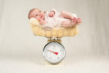 Baby auf Küchenwaage