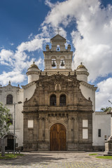 Fototapeta na wymiar chiese e murales di Quito