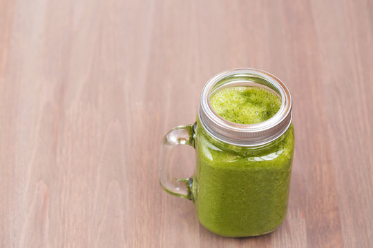 A green smoothie in a mason jar