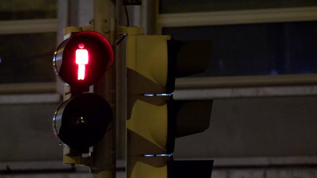 semaphore - night - closeup