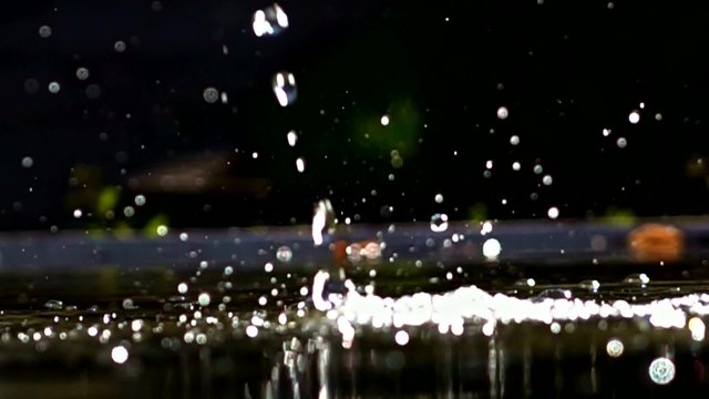 Fallende Wasserstrahl. Slow Motion 960 fps