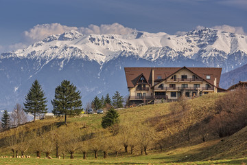Fototapeta na wymiar Picturesque Bucegi mountains landscape with chalet, Romania