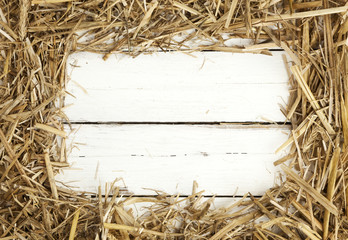 Rustikaler Rahmen aus Stroh auf weissem Holz © eyewave