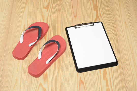 Chanclas rojas en el suelo y portadocumentos