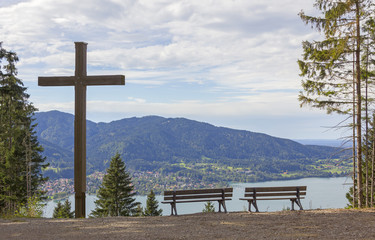 Aussichtspunkt Pfliegleck am Tegernsee, mit Bänken und Kreuz