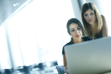 Due giovani donne manager si confrontano davanti al pc