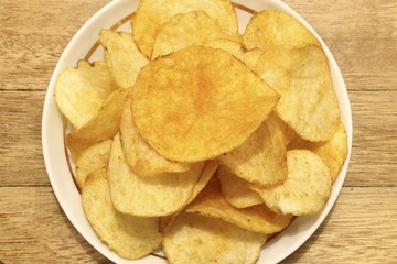чипсы на блюдце