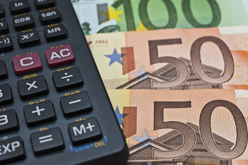 Eurogeldscheine und Taschenrechner