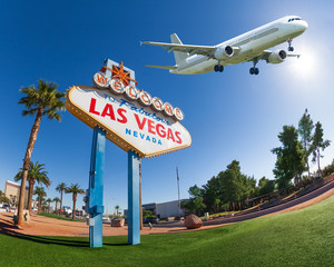 Panneau de bienvenue à Las Vegas avec avion dans le ciel