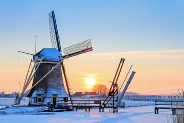 Crédence de cuisine en verre imprimé Moulins Beau coucher de soleil derrière un vieux moulin en hiver aux Pays-Bas