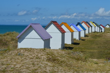 Fototapeta na wymiar Cabanes de plage à Gouville-sur-Mer (Manche-Normandie)