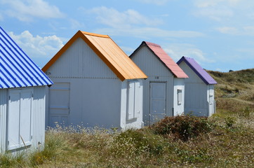 Fototapeta na wymiar Cabanes de plage à Gouville-sur-Mer (Manche-Normandie)