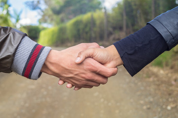 Apret&oacute;n de manos novios