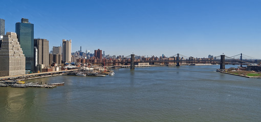 Obraz premium Aerial view of the Manhattan Bridge and the Brooklyn Bridge