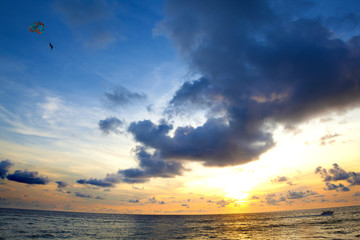 Paisaje playa y puesta de sol.Deportes acuaticos,Atardecer y mar