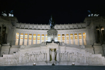 Obraz na płótnie Canvas The Monumento Nazionale a Vittorio Emanuele II at night in Italy, Rome