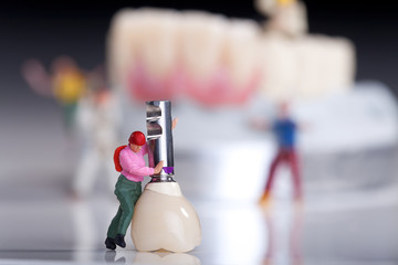 Zahnlabor mit Miniatur Figuren bei der Arbeit Nahaufnahme