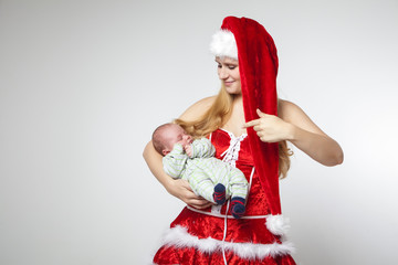 Wichtel zeigt auf das Baby