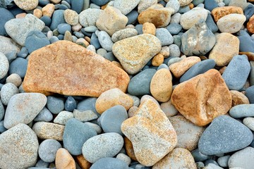 Ensemble de pierres et de galets sur une plage