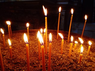 la luce fioca delle candele