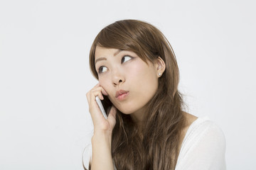 若い女性　スマホ　困る　ウィッグ　ギャル系