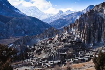 Montagnes de l& 39 Himalaya au Népal, vue sur le petit village de Braga sur le circuit de l& 39 Annapurna