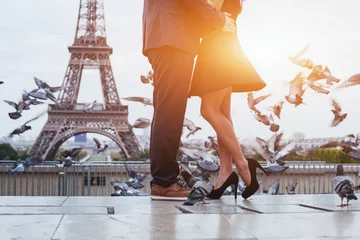 Foto op Canvas paar in de buurt van de Eiffeltoren in Parijs, romantische kus © Song_about_summer
