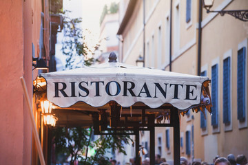 Panele Szklane Podświetlane  włoska restauracja, znak na ulicy w Rzymie, Włochy