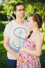 Obraz premium man embracing a pregnant woman