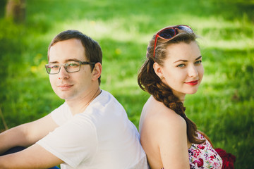 Obraz premium young couple sitting on grass