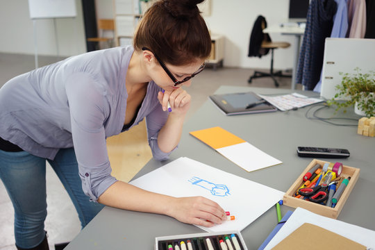 junge modedesignerin arbeitet an einer skizze