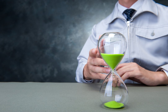 砂時計と男性