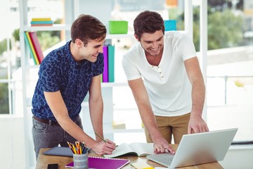 Obraz premium Smiling creative team working together