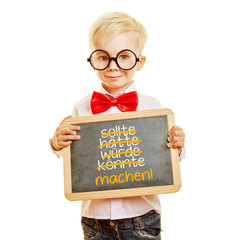 Kind hält Tafel zur Motivation