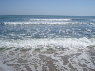 Fototapeta na wymiar Sea waves at the shore