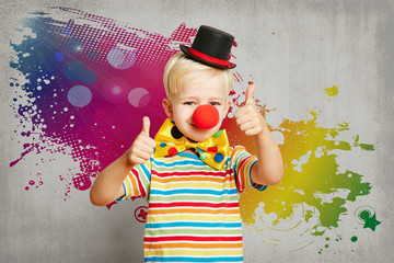 Als Clown verkleidetes Kind hält Daumen hoch - obrazy, fototapety, plakaty
