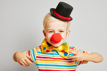 Kind als Clown verkleidet zu Karneval - obrazy, fototapety, plakaty