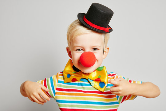 Kind als Clown verkleidet zu Karneval