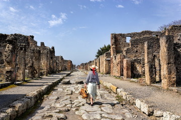 Frau auf einer Strasse in Pompei, Italien - obrazy, fototapety, plakaty