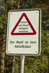 Mahntafel mit Verbot gegen die Verschmutzung des Waldes, Nidwalden, Schweiz